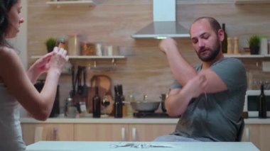 Uyuşturucu bağımlıları uyuşturucu kullanıyor.