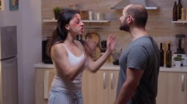 Çift birbirine vuruyor.