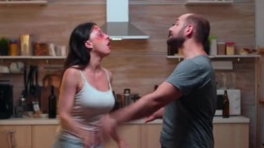 Sarhoş ortak, kadını taciz ediyor.