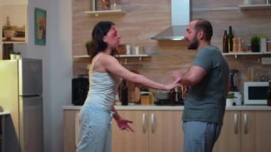 Karısının kocasıyla kavga etmesi.