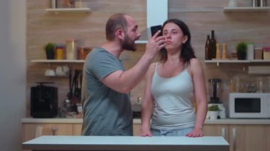 Kızgın adam sadakatsiz karısına bağırıyor.