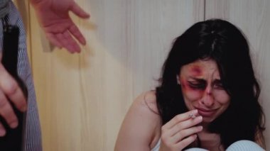 Sarhoş bir adam karısına saldırıyor.