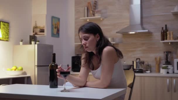 Droevige vrouw drinken in de keuken — Stockvideo