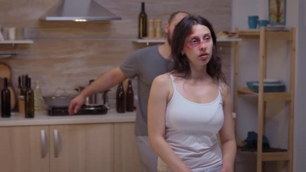 Vrouw misbruikt door een alcoholische echtgenoot — Stockvideo