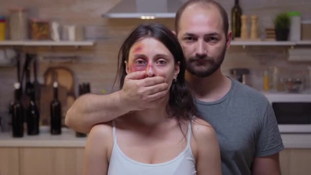 Tvář vystrašené ženy oběti — Stock video