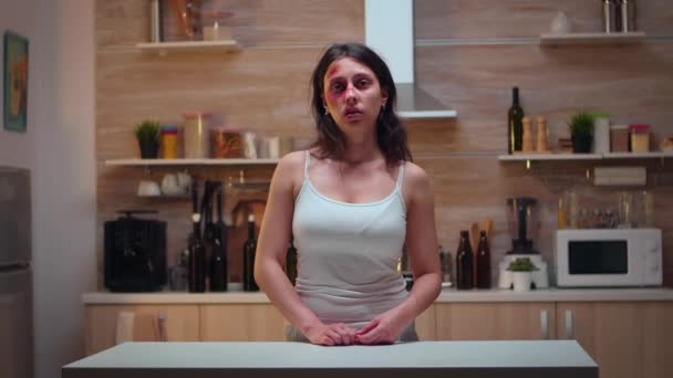 Getraumatiseerde vrouw zittend in de keuken — Stockvideo