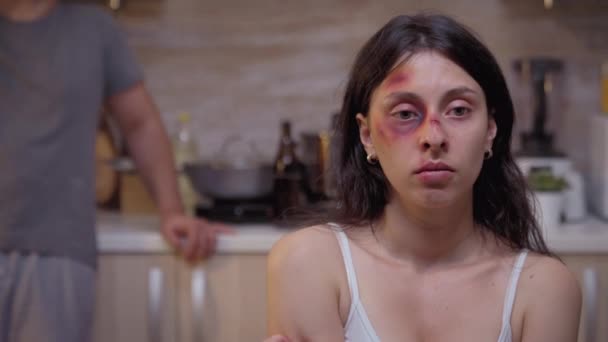 Retrato de mujer golpeada sin esperanza — Vídeo de stock