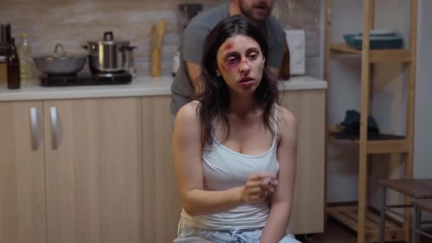 Femme traumatisée fumant dans la cuisine — Video