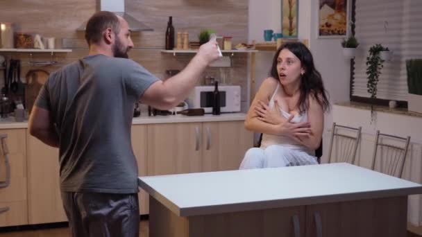 Drogberoende par som sitter i köket — Stockvideo