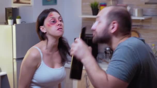 Traumatiserad kvinna skriker på berusad man — Stockvideo