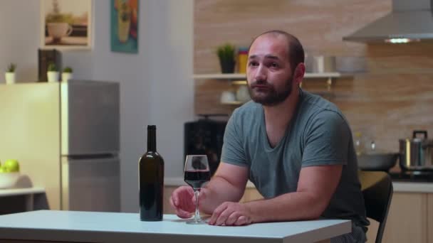 Ensamme man dricker ett glas vin — Stockvideo