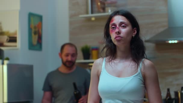 Травмированная женщина смотрит на нож — стоковое видео
