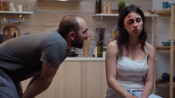 Opilý muž křičí a manželka kouří — Stock video