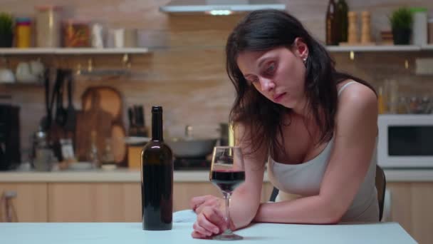 Жінка тримає келих вина — стокове відео