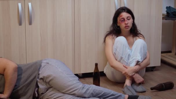 Пьяный мужчина лежит на полу — стоковое видео
