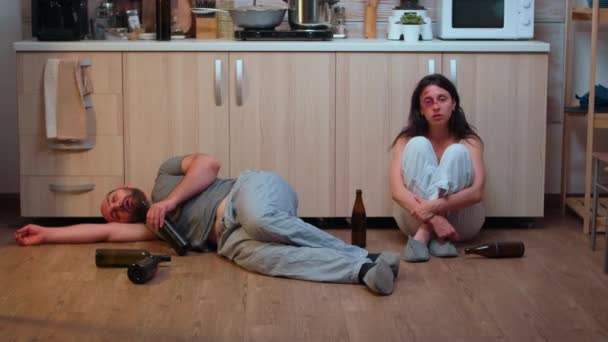 Alkoholisk man liggande på golvet — Stockvideo