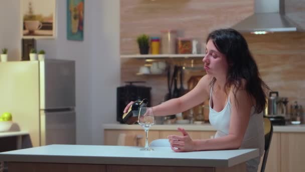 Mujer adicta bebiendo sola — Vídeos de Stock