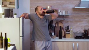 Alkolik, kızgın adam içiyor.