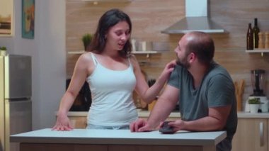 Kıskanç kadın, adamın telefonunu kontrol ediyor.
