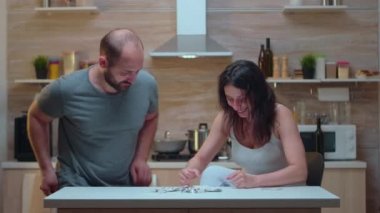 Partner uyuşturucu hazırlıyor