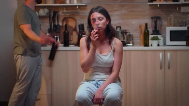Жінка-жертва куріння — стокове відео