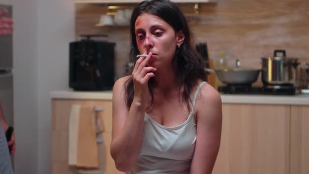 Dohányzó bántalmazott feleség portréja — Stock videók