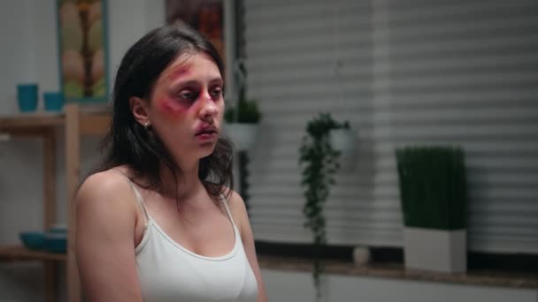 Избитая женщина, страдающая на кухне — стоковое видео