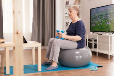 Kıdemli kadın ağırlık çalıştırıyor.