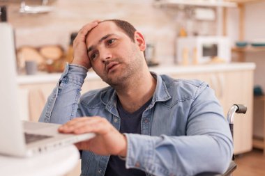 Stresli iş adamı tekerlekli sandalyede