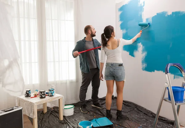 Pintura de pared con pincel de pintura de rodillos — Foto de Stock