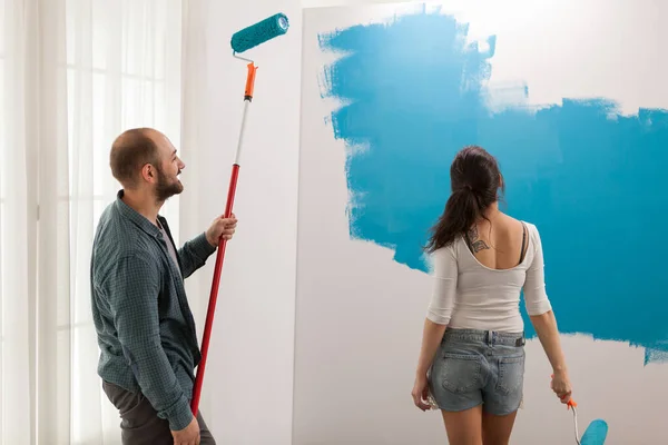 Tevreden met de kleur van de muur — Stockfoto