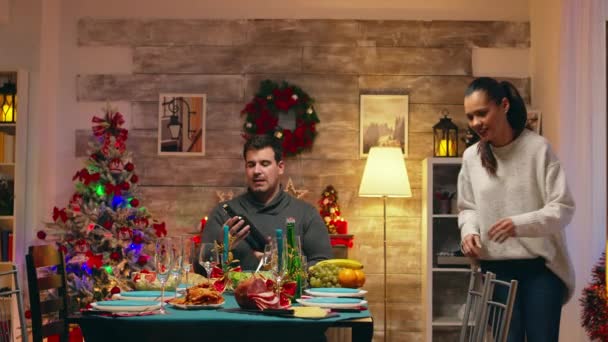 Abuelos llegando a la celebración de Navidad — Vídeos de Stock