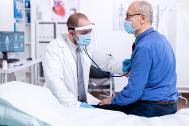 Doktor steteskop kullanıyor.