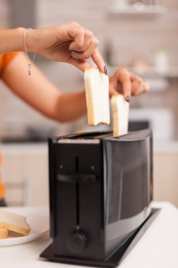 Kızarmış ekmek dilimleri.