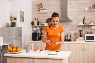 Kızarmış ekmek ve tereyağı