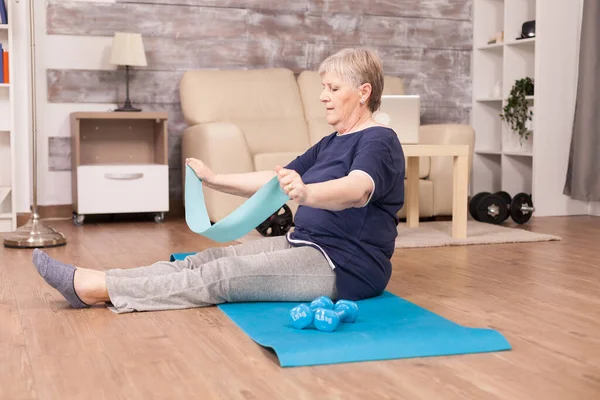 Learning to use resistance band — Stock Photo, Image