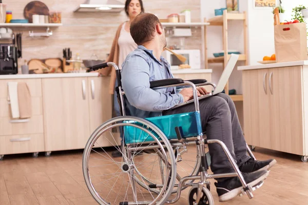 Homem com deficiência trabalhando no laptop — Fotografia de Stock