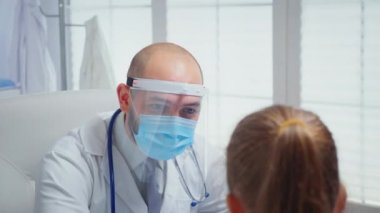 Sıcaklığı ölçen doktorlara yakın durun.