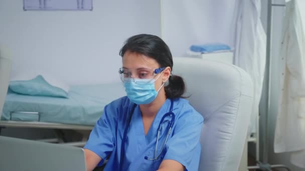 보호용 마스크와 안경을 착용 한 워드 보조 — 비디오