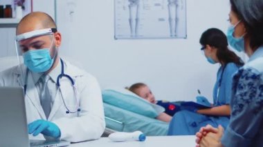 Hemşire danışman çocuk yatakta yatıyor.