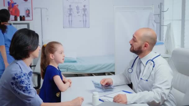 Radiolog mający dobre wieści dla dziecka — Wideo stockowe