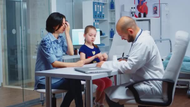 Trabajo sobre el examen diagnóstico de la salud infantil — Vídeos de Stock