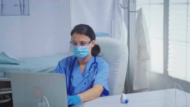 Sestra psaní na notebooku v lékařských rukavicích — Stock video