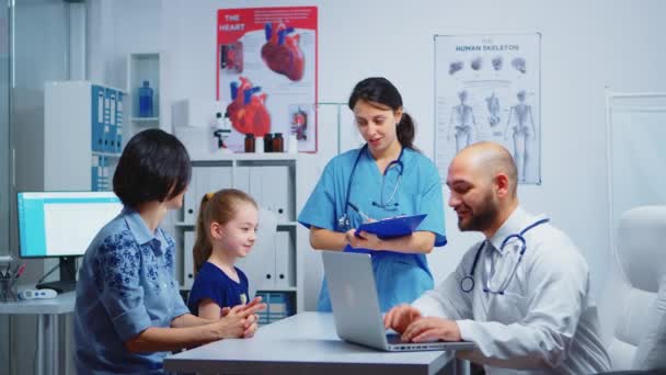 Médico pedindo enfermeira para pílulas — Vídeo de Stock