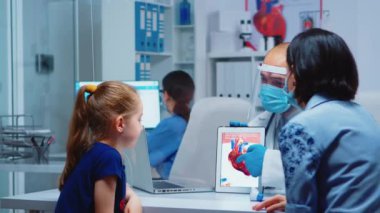 Doktor kalp fonksiyonlarından bahsediyor.