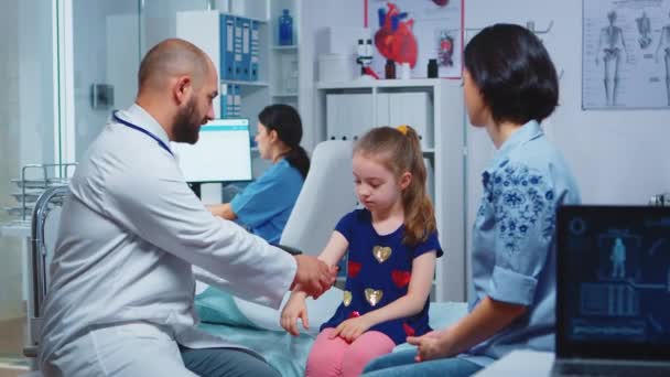 Лікар перевіряє дитячу руку — стокове відео