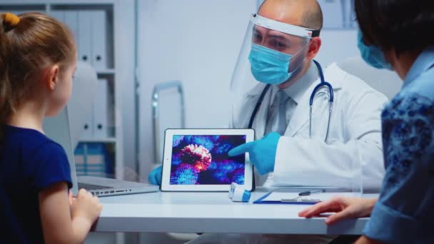 Medico che spiega l'evoluzione del virus — Video Stock