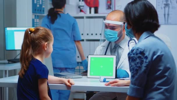 Доктор держит зеленый экран планшета — стоковое видео