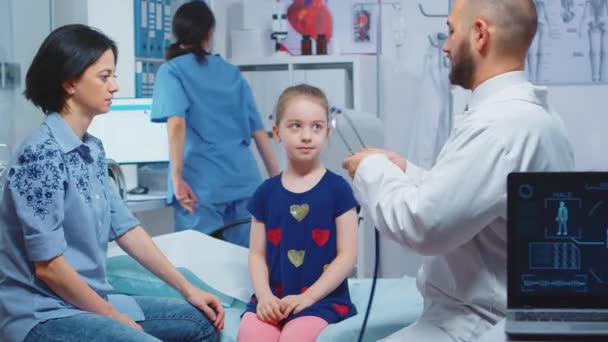 女の子が健康診断を受けて — ストック動画