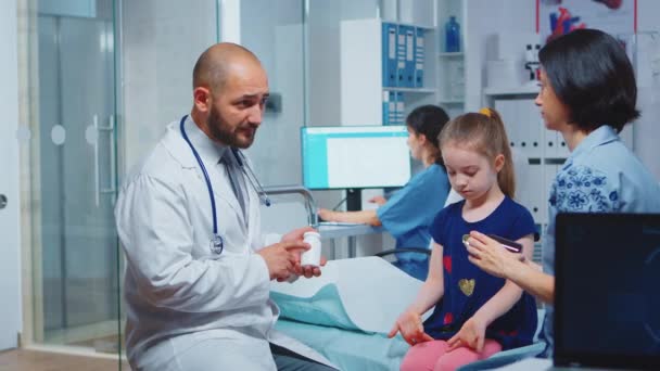 Médico mostrando pílulas mãe — Vídeo de Stock